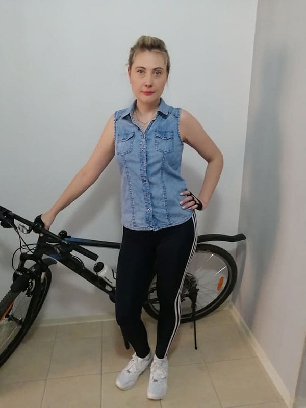 Голая женщина позирует на новом велосипеде 1 фото