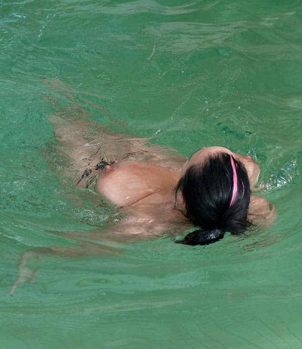 Голая толстушка с большими сисями купается в бассейне 22 фото