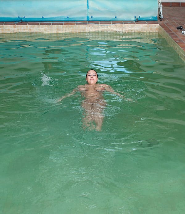 Голая толстушка с большими сисями купается в бассейне 70 фото