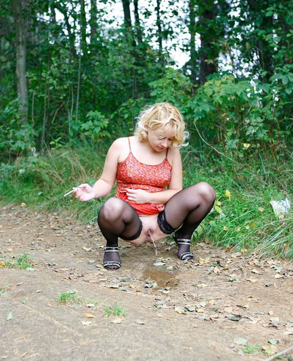 Дама с сигаретой писает в лесу 22 фото