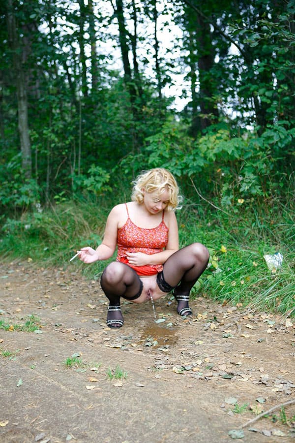 Дама с сигаретой писает в лесу 26 фото