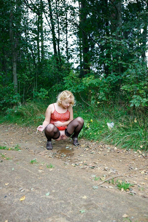 Дама с сигаретой писает в лесу 39 фото