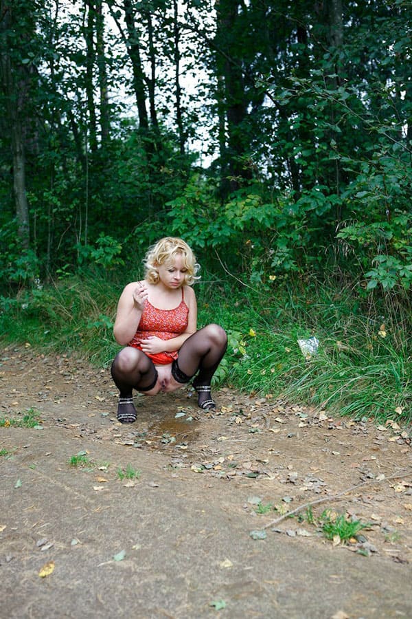 Дама с сигаретой писает в лесу 40 фото