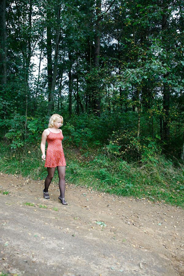 Дама с сигаретой писает в лесу 45 фото