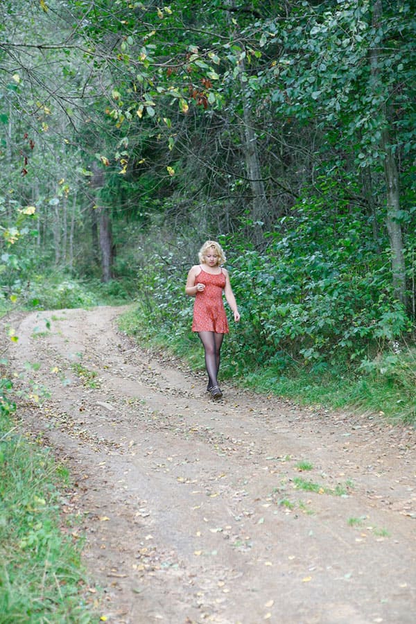 Дама с сигаретой писает в лесу 6 фото