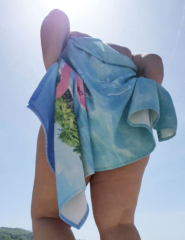 Женщина переодевает трусы на пляже 8 фото