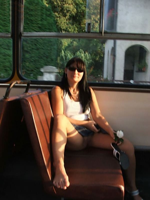 Девушка едет в автобусе без трусов 28 фото