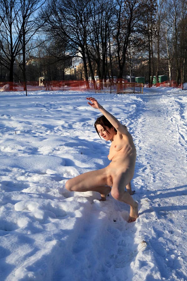 Зимний стриптиз в городском парке 77 фото