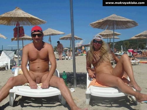 Нудисты отдыхают на пляже голышом 15 фото
