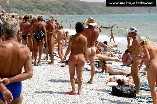 Нудисты отдыхают на пляже голышом 30 фото