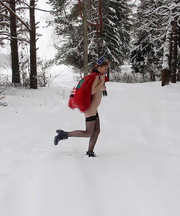 Голая снегурочка в лесу с мешком подарков 17 фото