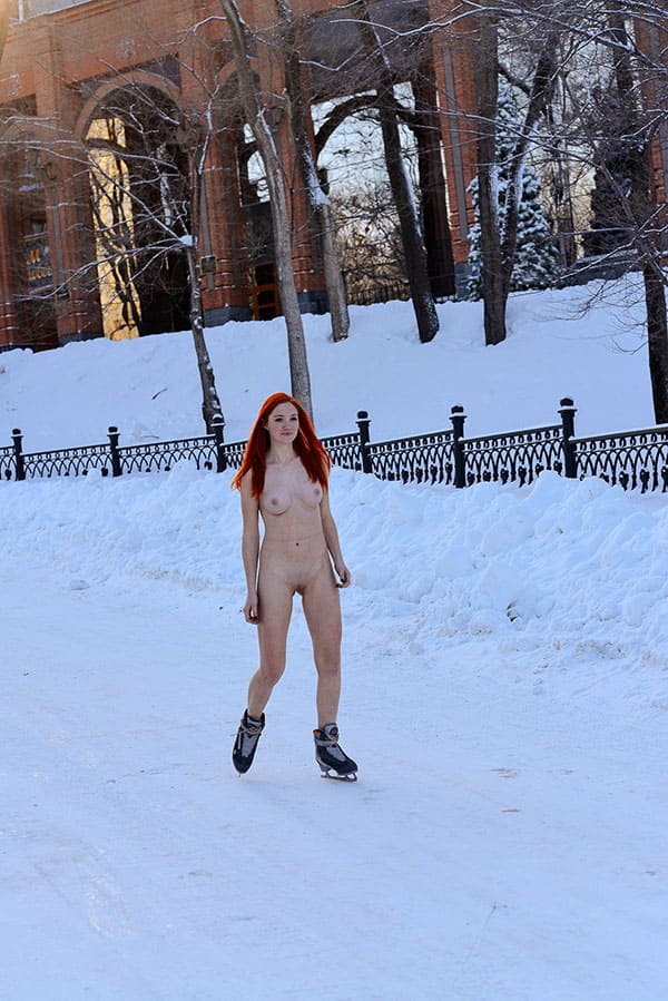 Голая девушка катается на коньках по зимней улице 19 фото