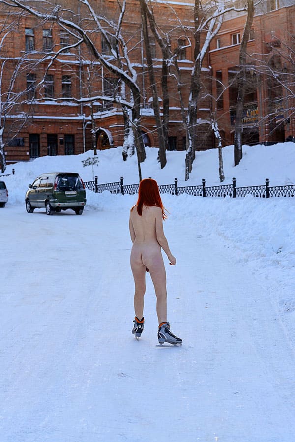Голая девушка катается на коньках по зимней улице 2 фото