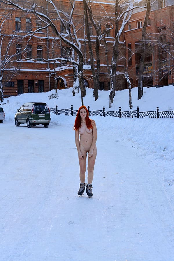 Голая девушка катается на коньках по зимней улице 3 фото