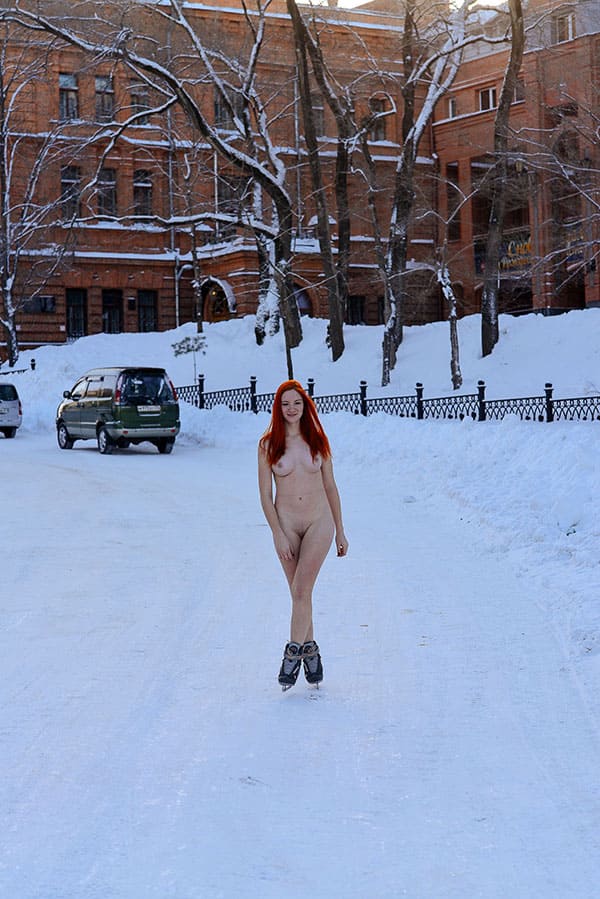 Голая девушка катается на коньках по зимней улице 4 фото