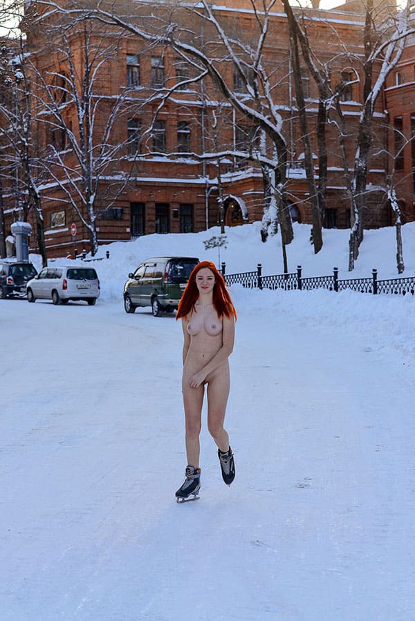 Голая девушка катается на коньках по зимней улице 6 фото