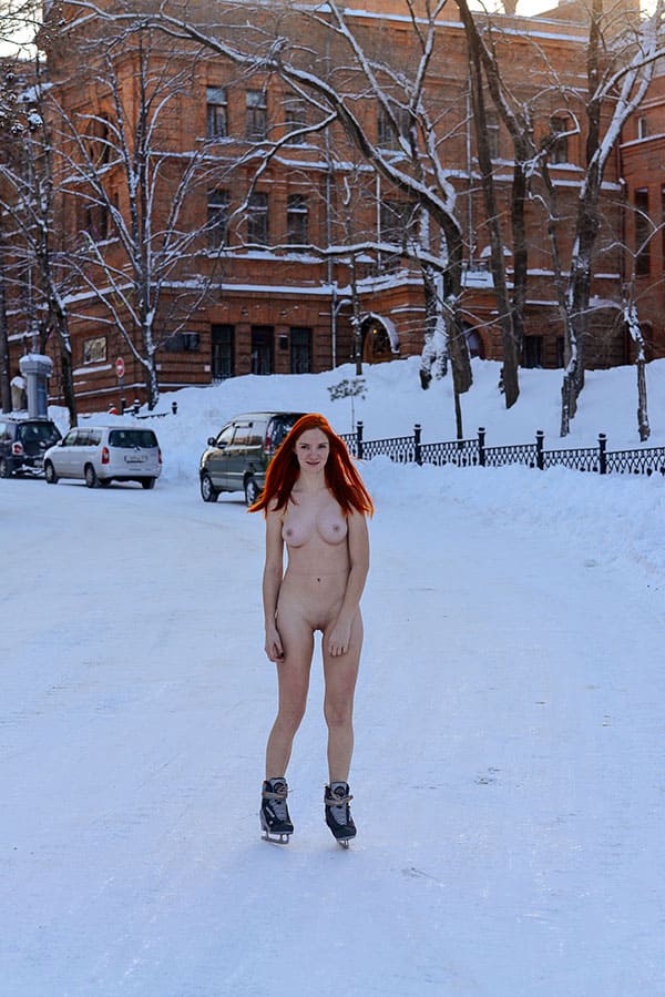 Голая девушка катается на коньках по зимней улице 7 фото