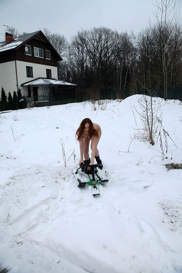 Голая жена катается на снегокате возле дома 48 фото