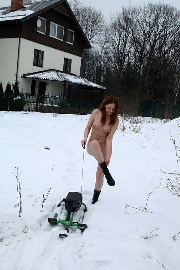 Голая жена катается на снегокате возле дома 53 фото