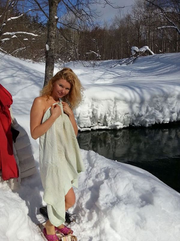 Русская милфа нудистка окунулась в ледяной прорубь 15 фото