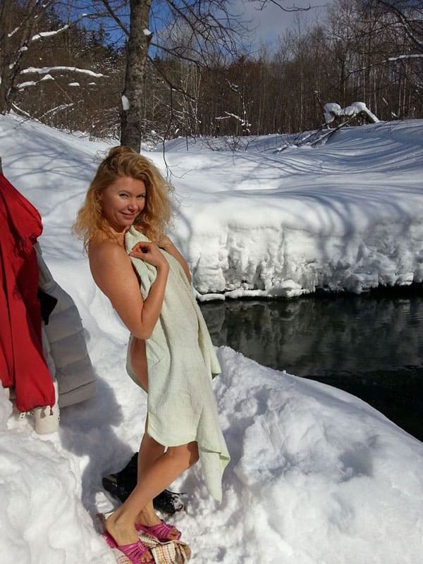 Русская милфа нудистка окунулась в ледяной прорубь 18 фото