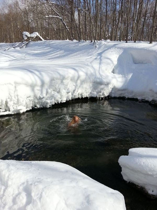 Русская милфа нудистка окунулась в ледяной прорубь 22 фото
