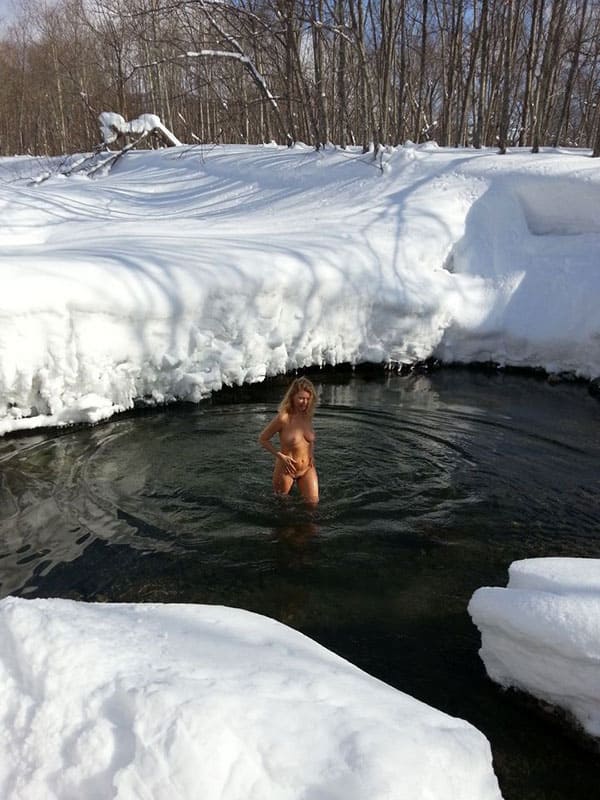 Русская милфа нудистка окунулась в ледяной прорубь 24 фото