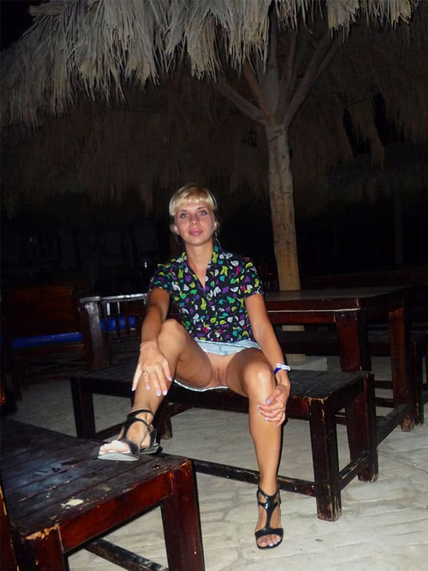 Жена в мини юбке светит пиздой на отдыхе в отеле 11 фото