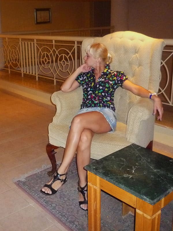 Жена в мини юбке светит пиздой на отдыхе в отеле 16 фото