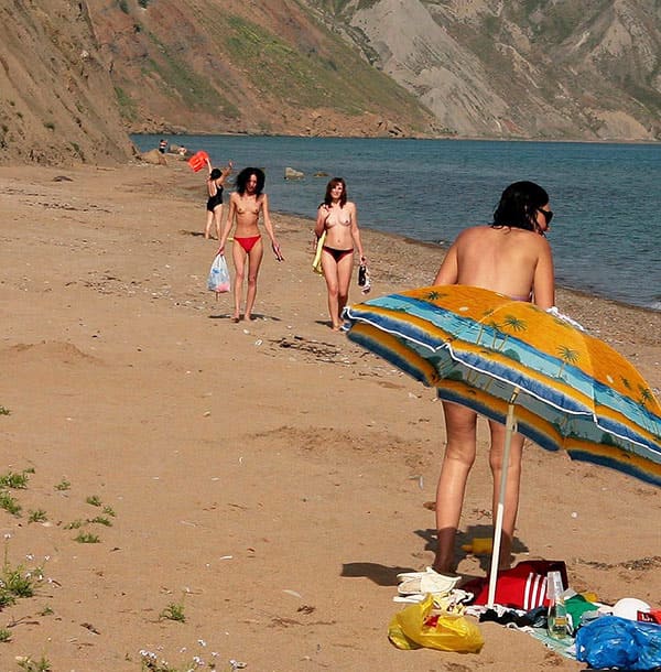 Пьяные нудистки с волосатыми письками на пляже Коктебеля 69 фото