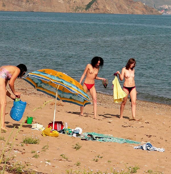 Пьяные нудистки с волосатыми письками на пляже Коктебеля 73 фото
