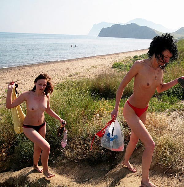 Пьяные нудистки с волосатыми письками на пляже Коктебеля 85 фото