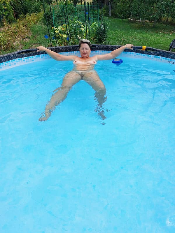 Голая жена плавает в бассейне на даче 1 фото