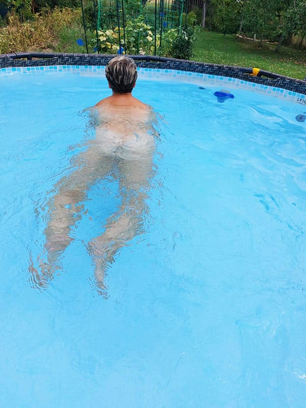 Голая жена плавает в бассейне на даче 10 фото
