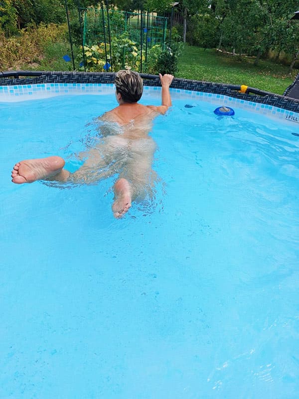 Голая жена плавает в бассейне на даче 11 фото