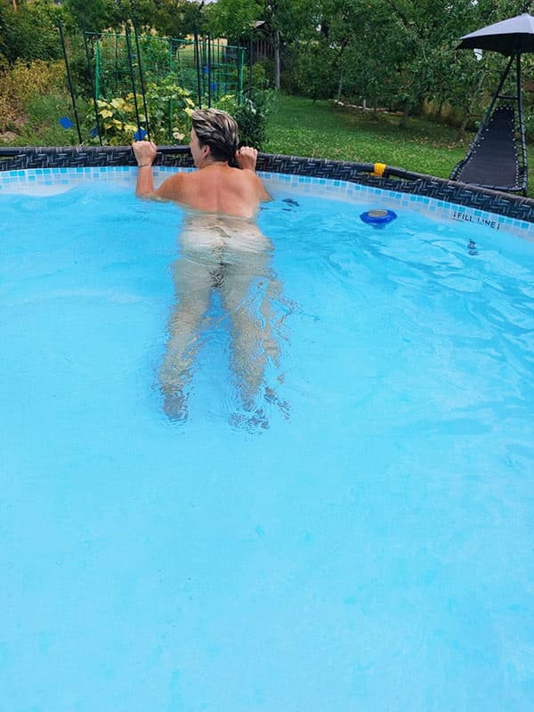 Голая жена плавает в бассейне на даче 12 фото