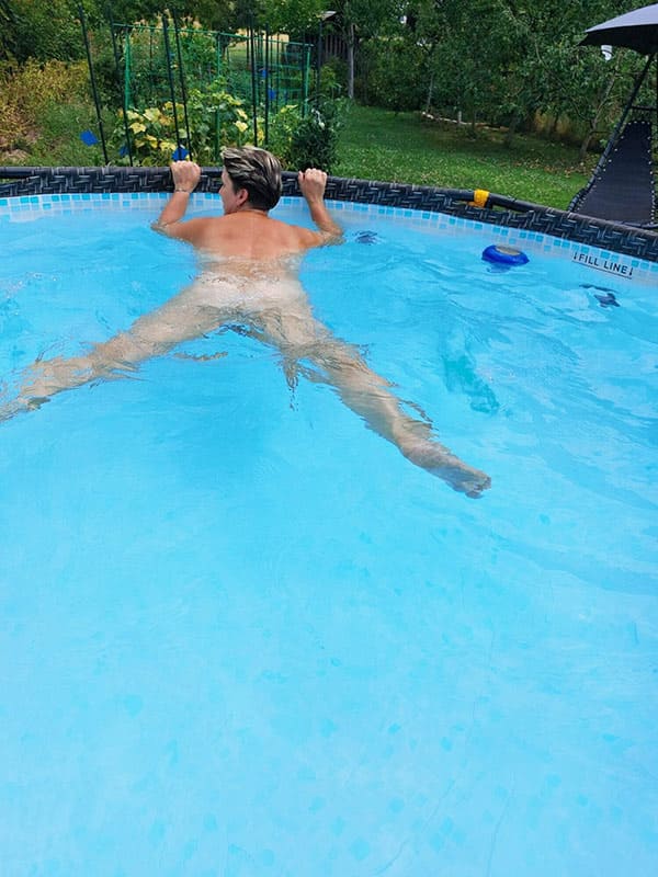 Голая жена плавает в бассейне на даче 14 фото