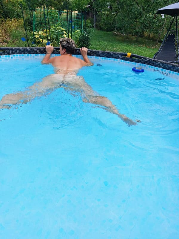 Голая жена плавает в бассейне на даче 15 фото