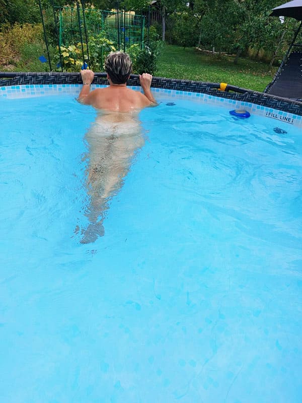 Голая жена плавает в бассейне на даче 16 фото