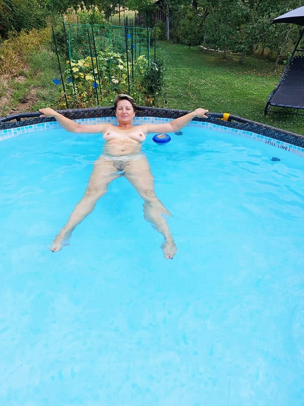Голая жена плавает в бассейне на даче 4 фото