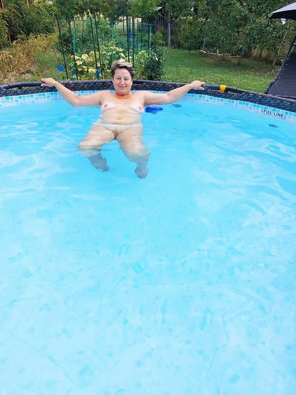Голая жена плавает в бассейне на даче 5 фото