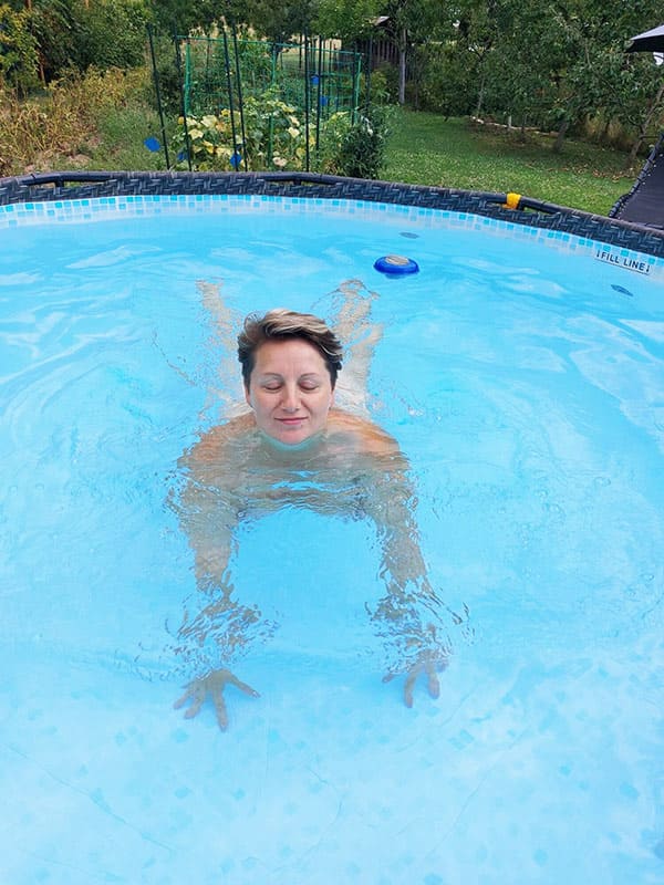 Голая жена плавает в бассейне на даче 6 фото