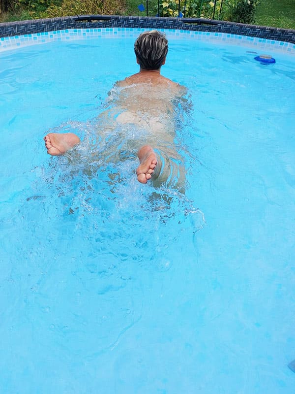 Голая жена плавает в бассейне на даче 9 фото