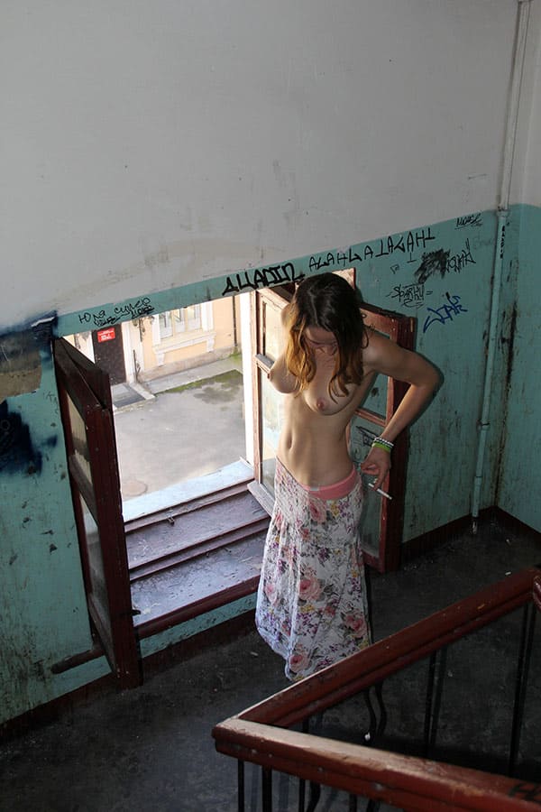 Голая девушка на крыше дома в Питере 3 фото
