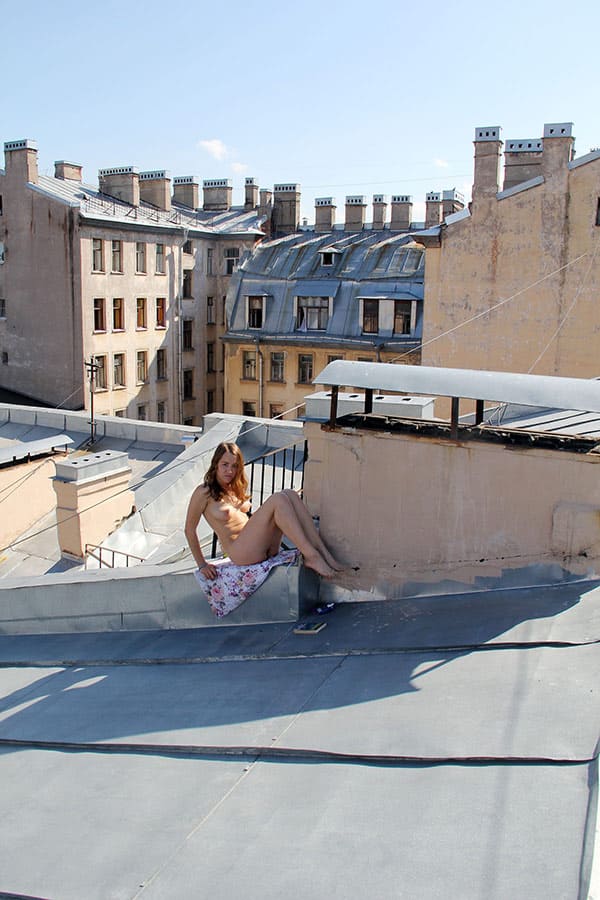 Голая девушка на крыше дома в Питере 31 фото