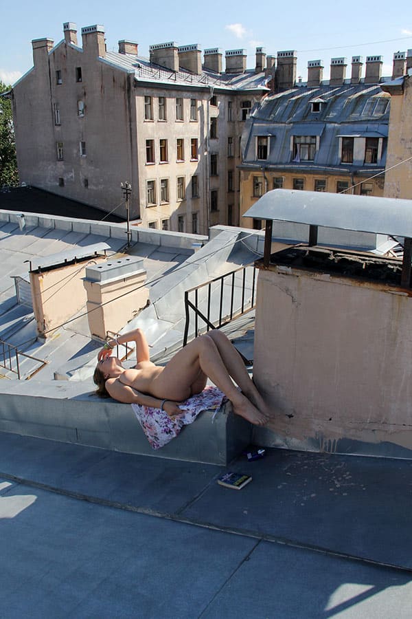 Голая девушка на крыше дома в Питере 32 фото