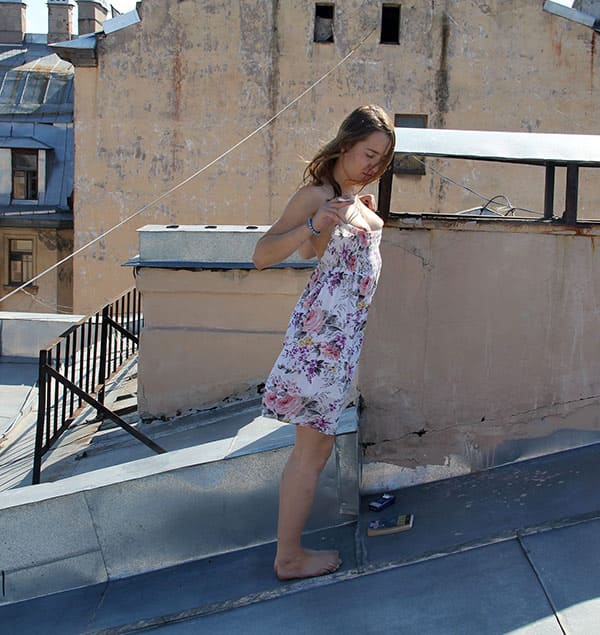 Голая девушка на крыше дома в Питере 55 фото