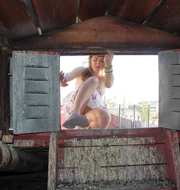 Голая девушка на крыше дома в Питере 56 фото