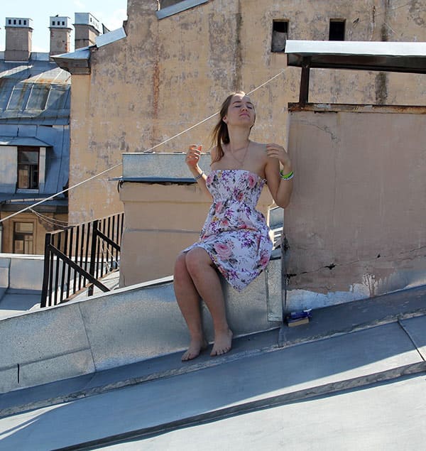 Голая девушка на крыше дома в Питере 8 фото