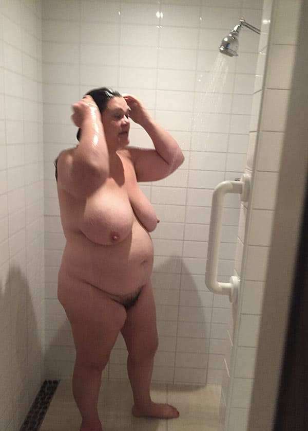Толстая женщина с мохнаткой моет в душе огромные сиськи 15 фото